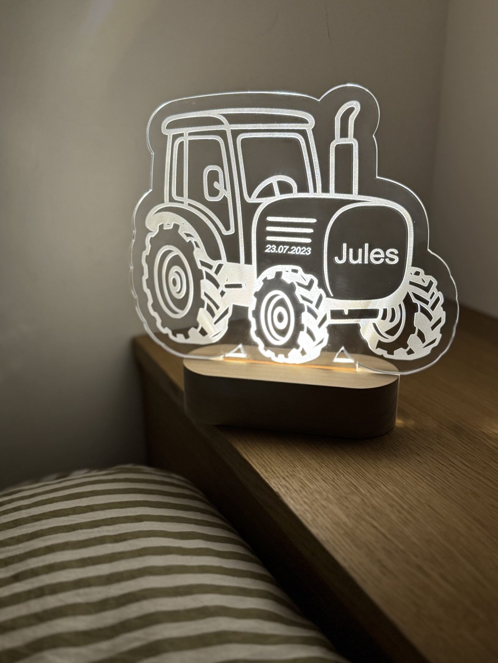 Veilleuse enfant tracteur – Lampe LED bois et plexiglass