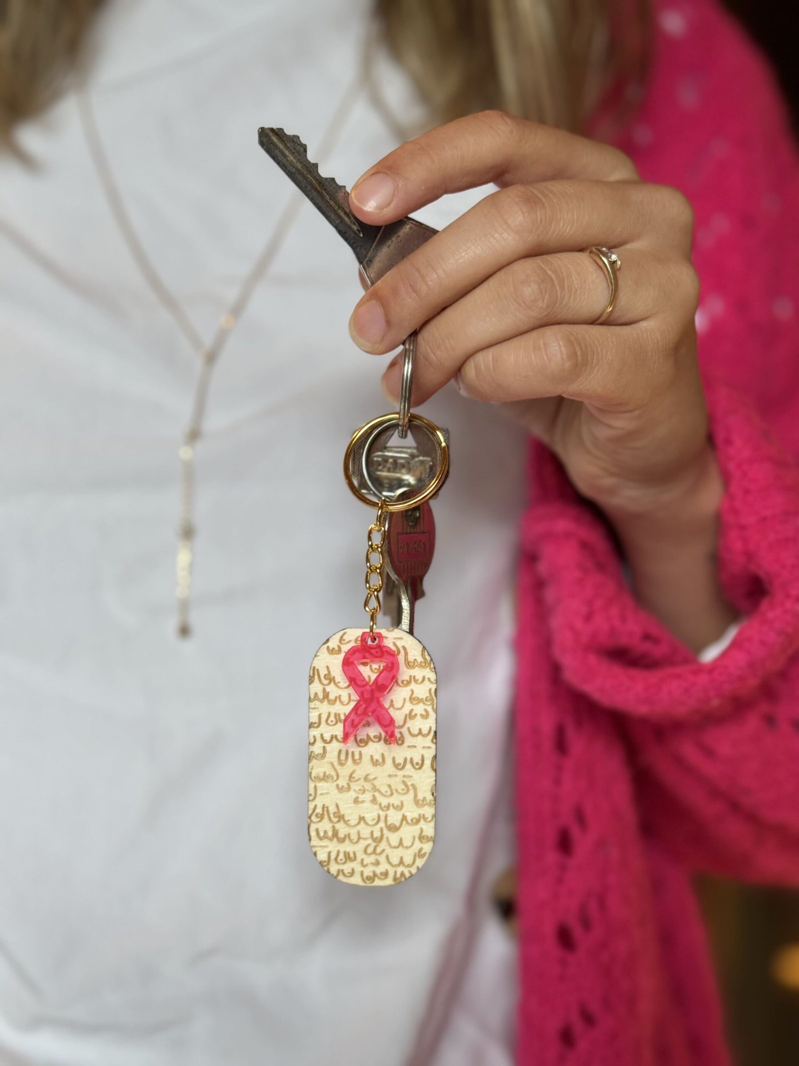 Porte-clés gravé poitrines & ruban rose
