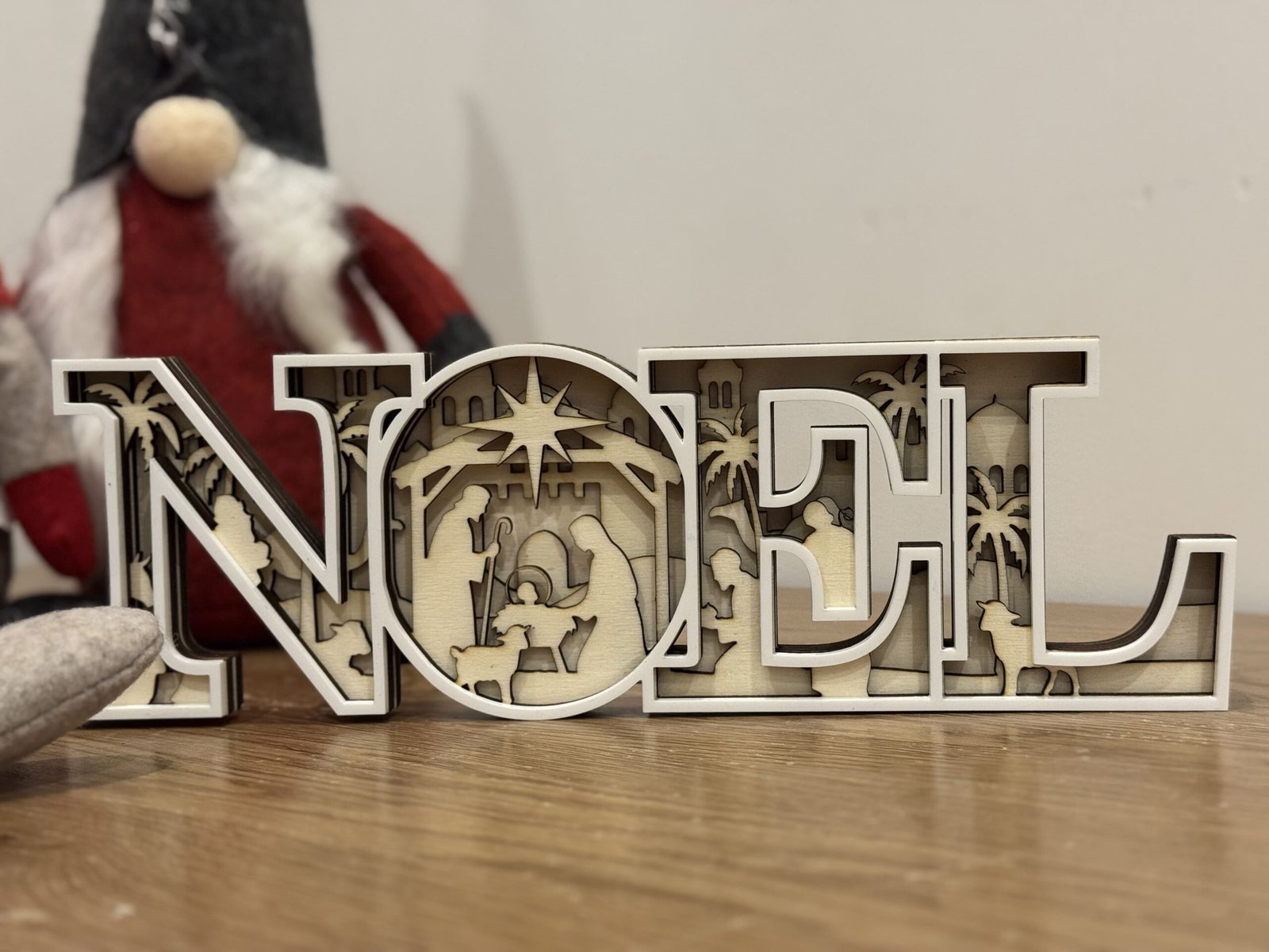 Décoration en bois “NOËL” – Crèche ajourée et esprit chaleureux