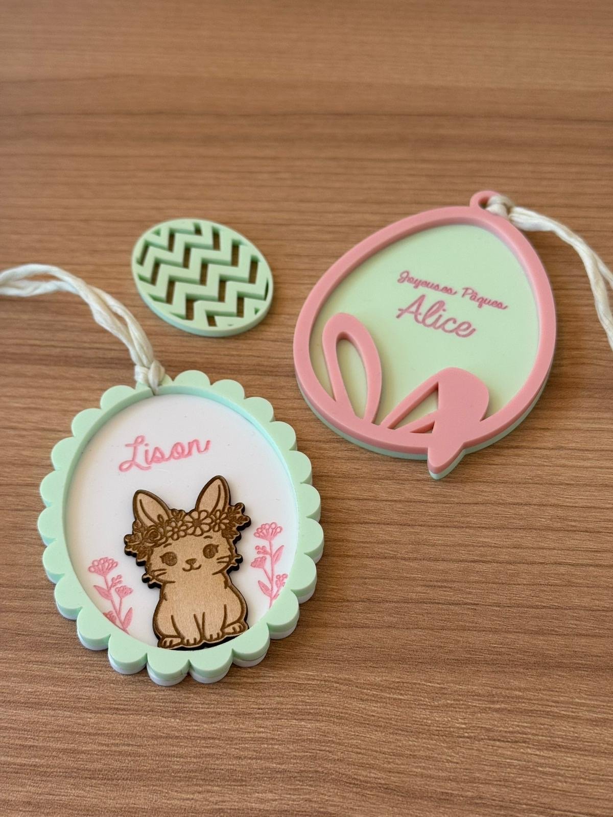 Suspension personnalisée – Petit lapin fleuri